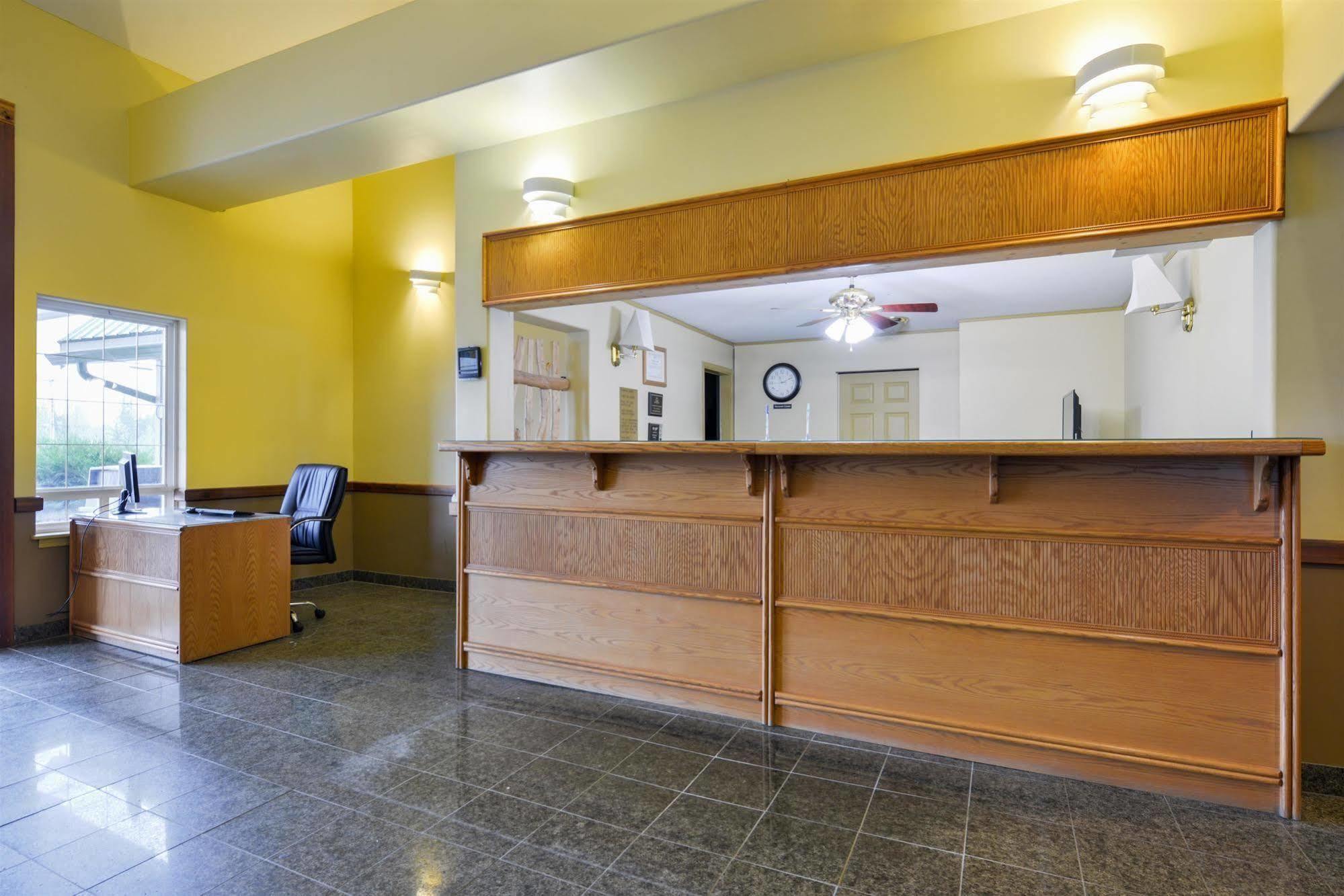 Canadas Best Value Inn Valemount Bagian luar foto