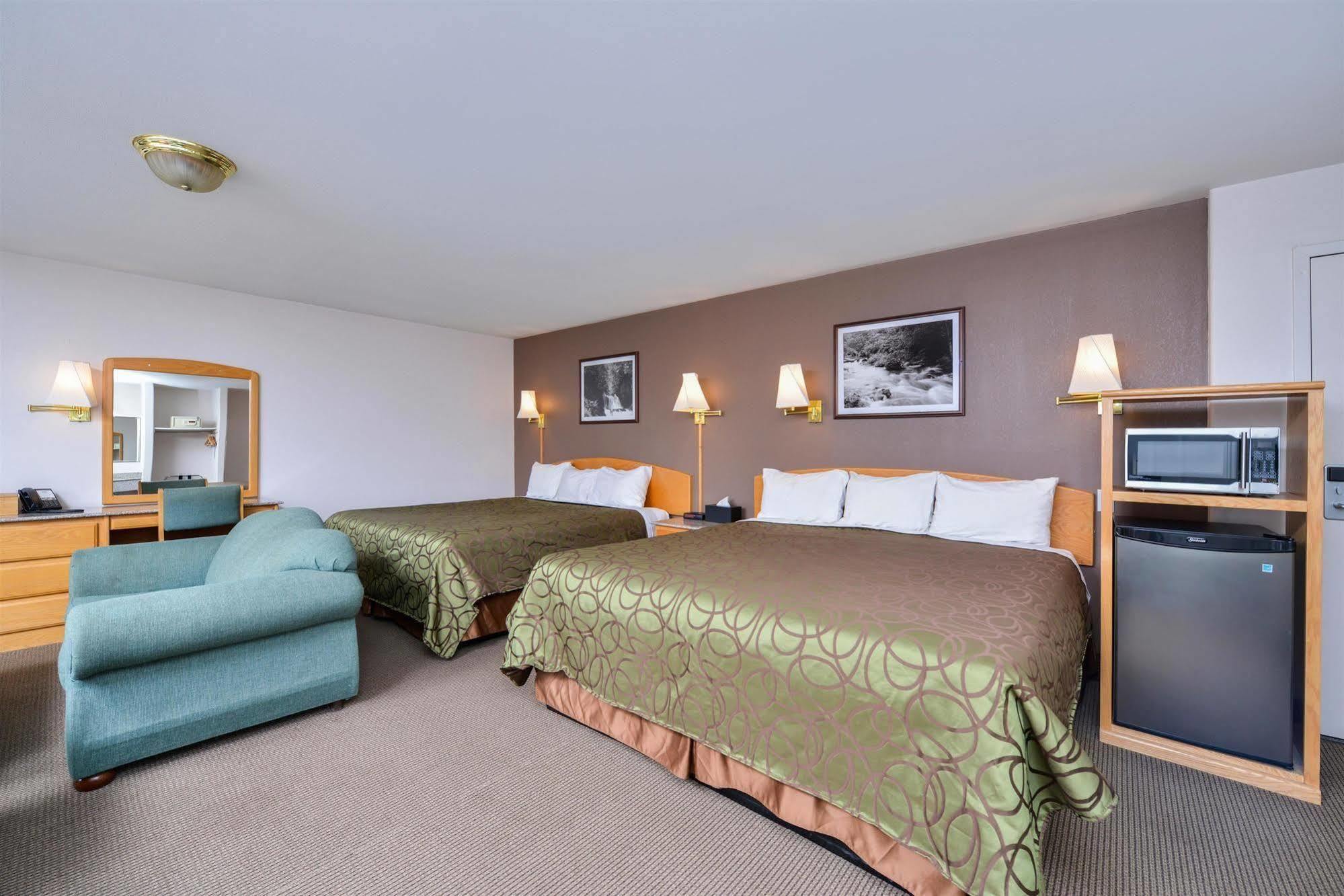 Canadas Best Value Inn Valemount Bagian luar foto